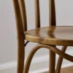 Detaljbild av Stol BISTRO i björk som visar sits och böjt trä