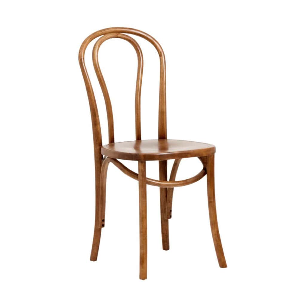 Bistro stol i björk från Nordal i brun träfinish med klassisk böjträdesign – perfekt för matplats eller café.