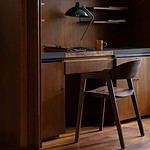 1100535-2-stol-WESTLAKE-valnöt-Dutchbone