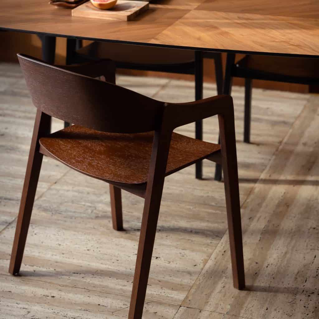 1100535-3-stol-WESTLAKE-valnöt-Dutchbone