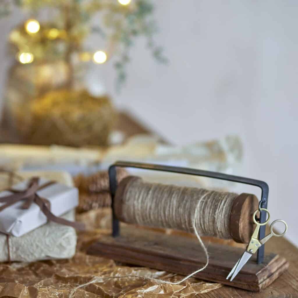 Bloomingville Barni – en rustik trähållare med jutesnöre och vintageinspirerad sax i metall. Perfekt för presentinslagning, pyssel och dekoration.