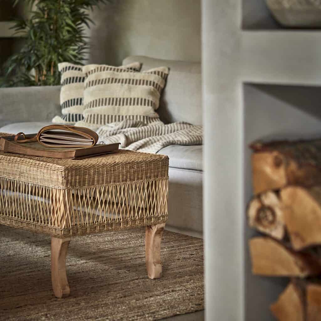 Soffbord TRIBE i rotting och bambu från Affari of Sweden, placerat i ett vardagsrum med naturtoner