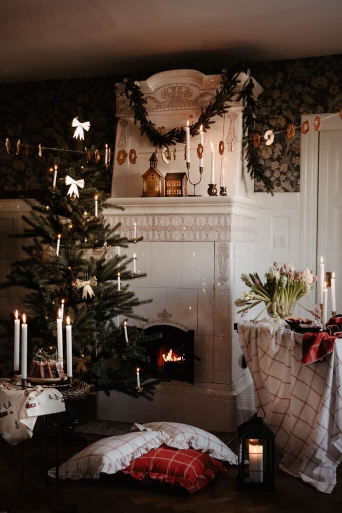 Inred ditt hem i traditionell julstil med röda och vita textilier.