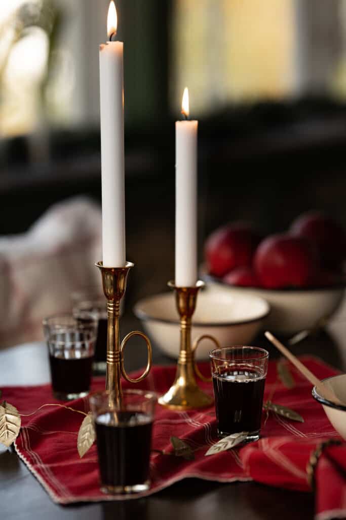 Ljusstakar på matbordet är den perfekta dekorationen i ett julmysigt hem.