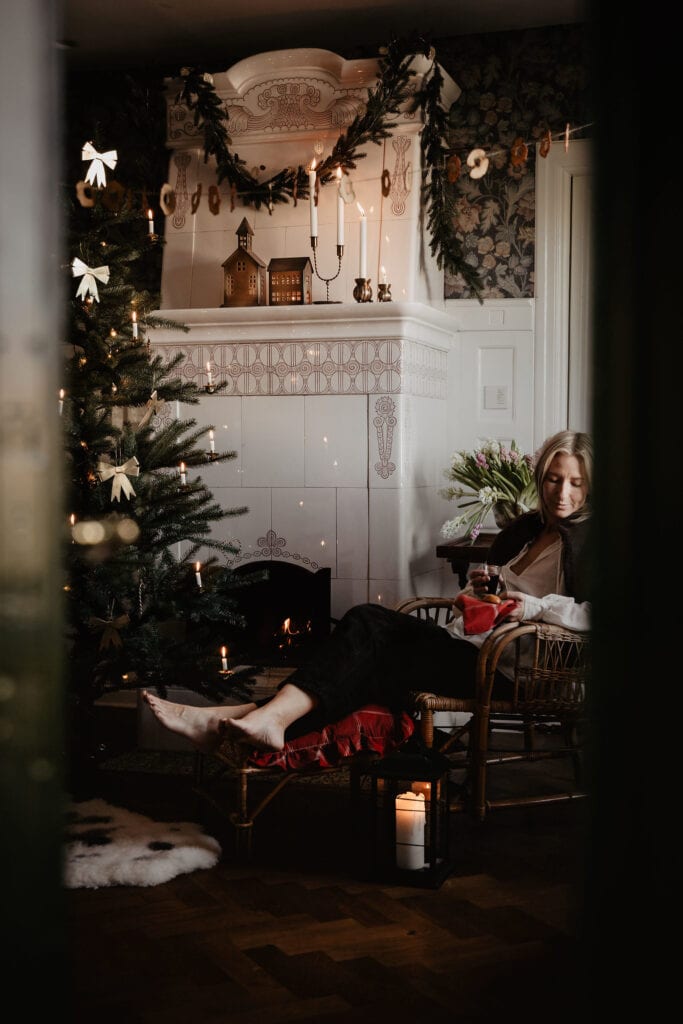 Ljus och textilier är två viktiga element för ett julmysigt hem.