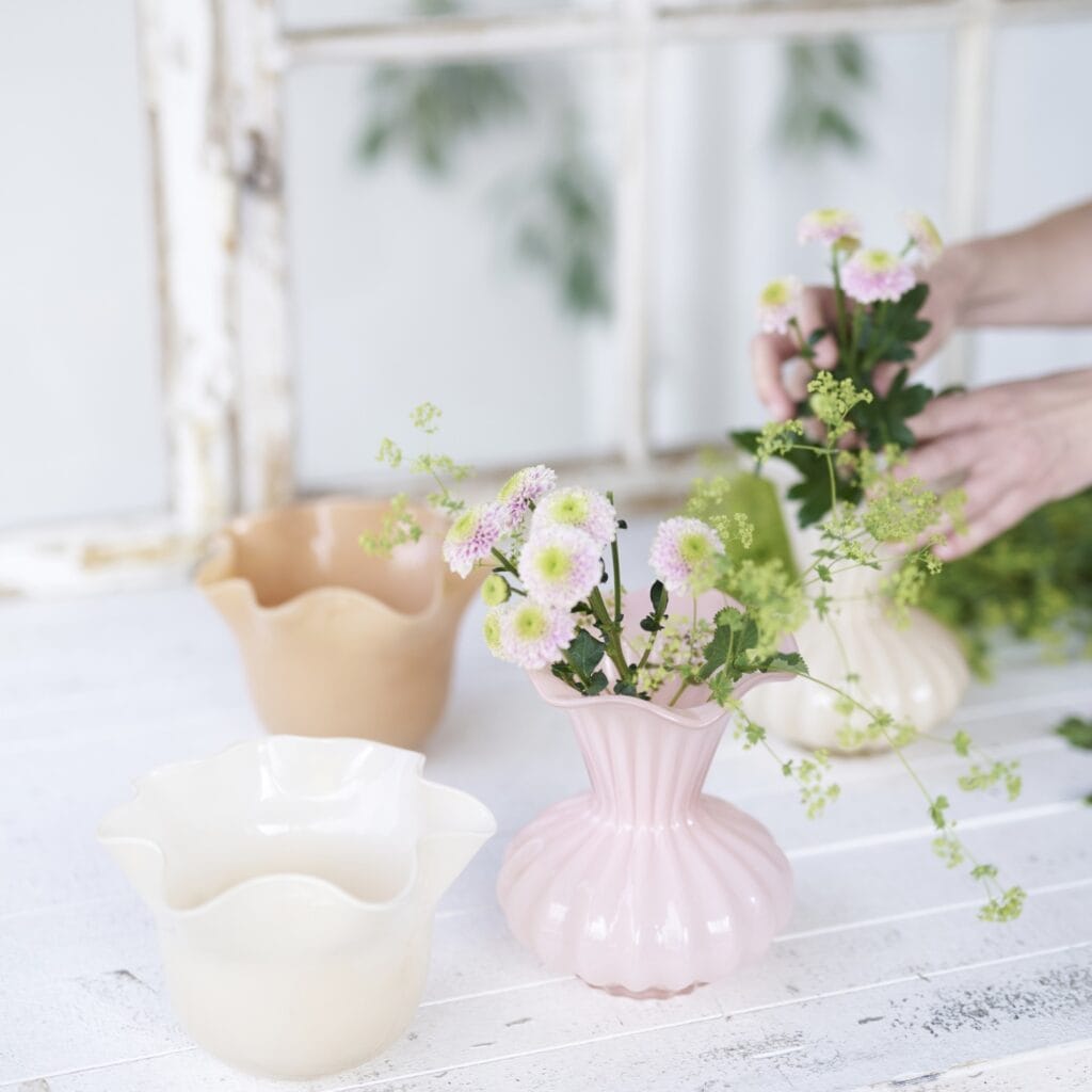 Vas FLORAL i creamfärgat glas från varumärket Wikholm form.