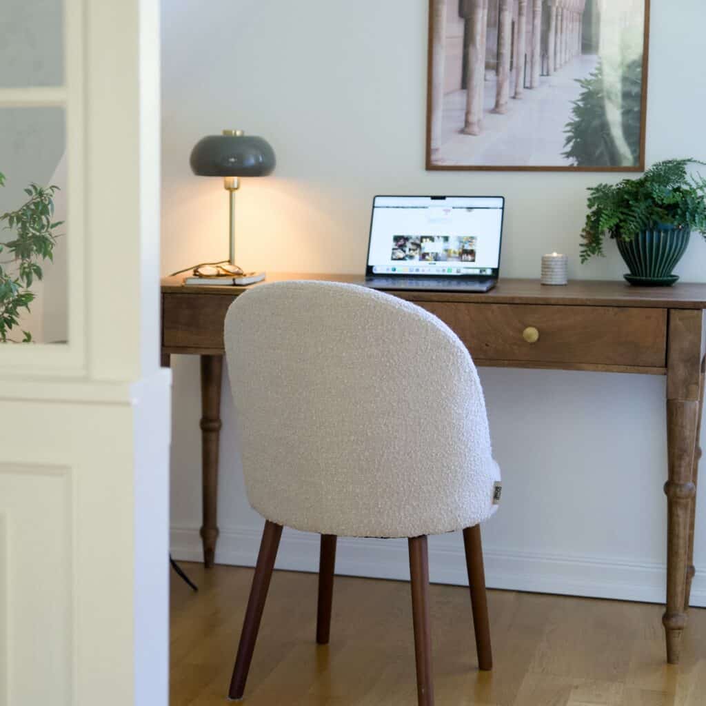 Konsolbord BETTON i mangotra använt som skrivbord i hemmakontor med varm belysning och naturliga detaljer.