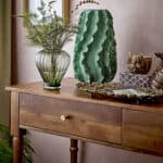 Konsolbord Betton i mangoträ från Bloomingville, dekorerat med gröna vaser, bricka och keramikdetaljer.