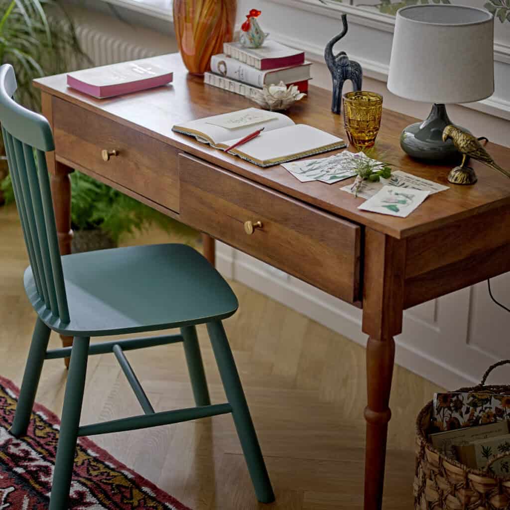 Konsolbord Betton i massivt mangoträ från Bloomingville, med lådor och klassisk design, stylat som skrivbord med stol och inredningsdetaljer.