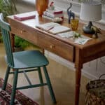 Konsolbord Betton i massivt mangoträ från Bloomingville, med lådor och klassisk design, stylat som skrivbord med stol och inredningsdetaljer.