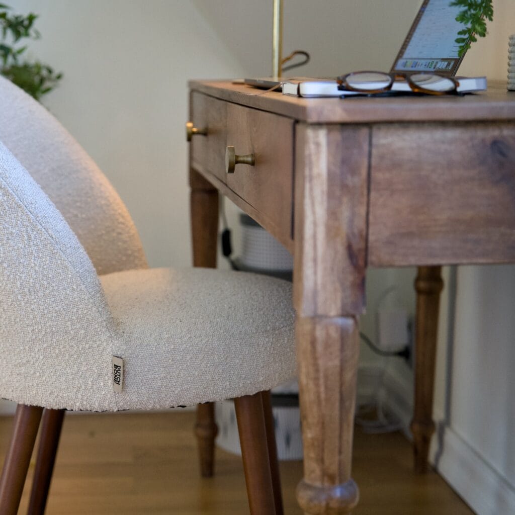 Stol BARBARA i beige boucle vid konsolbord BETTON i mangotra – varm och naturlig skrivbordsmiljo.