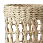 Detaljbild av den intrikata flätningen på SUNNY flaskhållare i naturmaterial från Affari of Sweden.