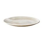 En beige tallrik från serien Annabelle av Affari of Sweden, fotograferad i profil mot en vit bakgrund. Tallriken har ett subtilt prickigt mönster.