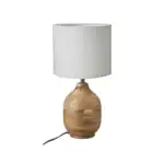 Bordslampa Aura från Wikholm Form med träfot och vit bomullsskärm, ger ett mjukt och behagligt ljus.