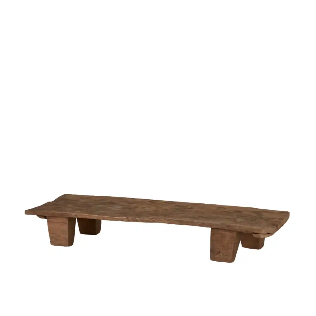 Lågt soffbord i återvunnet trä med unik design, från Wikholm Form.