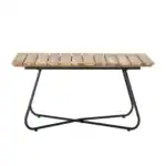 Hampton utebord från Bloomingville, bestående av ett svart metallunderrede och en robust bordsskiva i akaciaträ, lämpligt för användning på uteplatser och i trädgårdar.