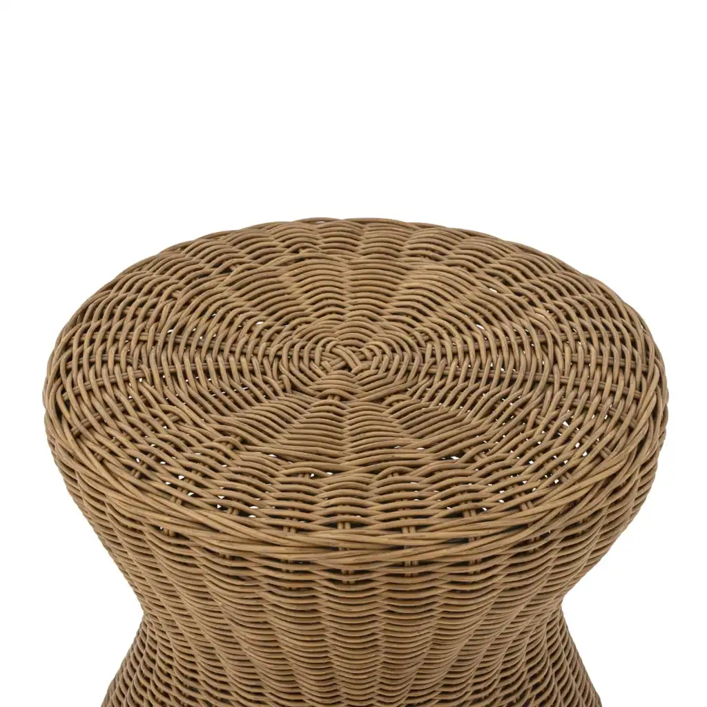 Närbild på toppen av Bloomingville Roccas sidobord i brun polyrattan med intrikat vävmönster.