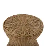 Närbild på toppen av Bloomingville Roccas sidobord i brun polyrattan med intrikat vävmönster.
