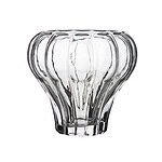 Närbild på en klar glasvas från Wikholm Form, modell DIVA, med elegant, rundad form och vertikala räfflor.