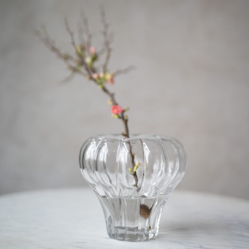 Vacker vas i glas från varumärket Wikholm form.