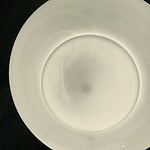 Närbild på opalglaset från insidan av taklampan VALTER som visar de naturliga skiftningarna och mönstren i glaset.