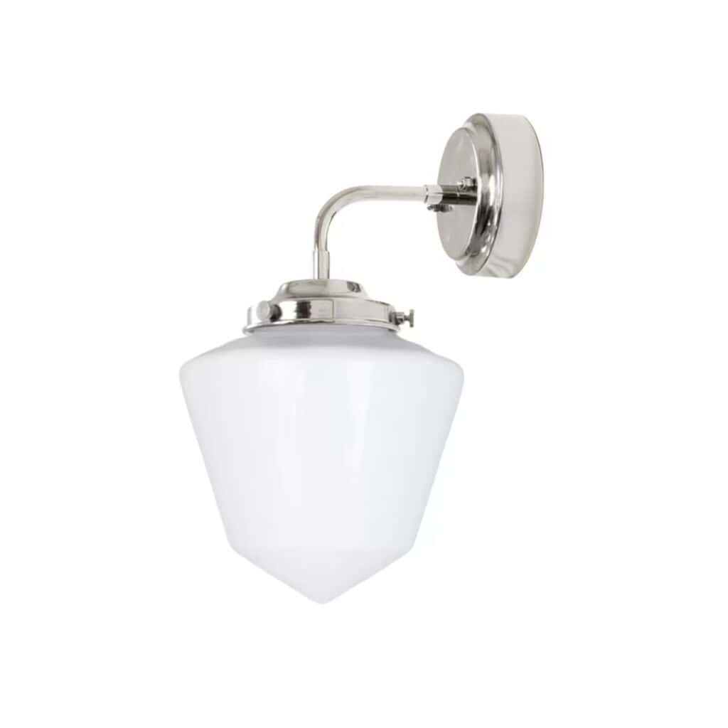 Elegant vägglampa SIGNE från Strömshaga med förnicklad metall och opalglas, monterad på vägg.