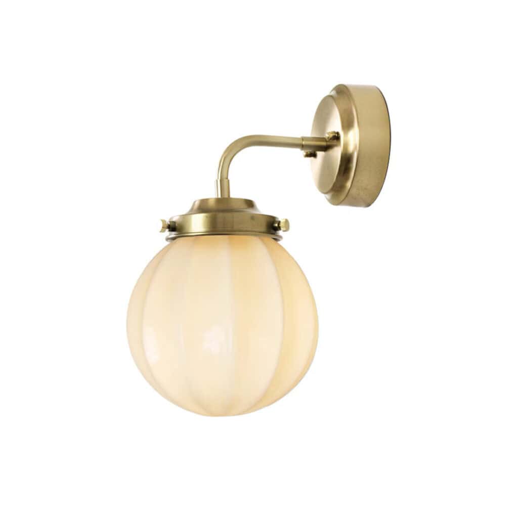 Badrumslampa MARIT för vägg i mässing med rund kupa i beige opalglas.