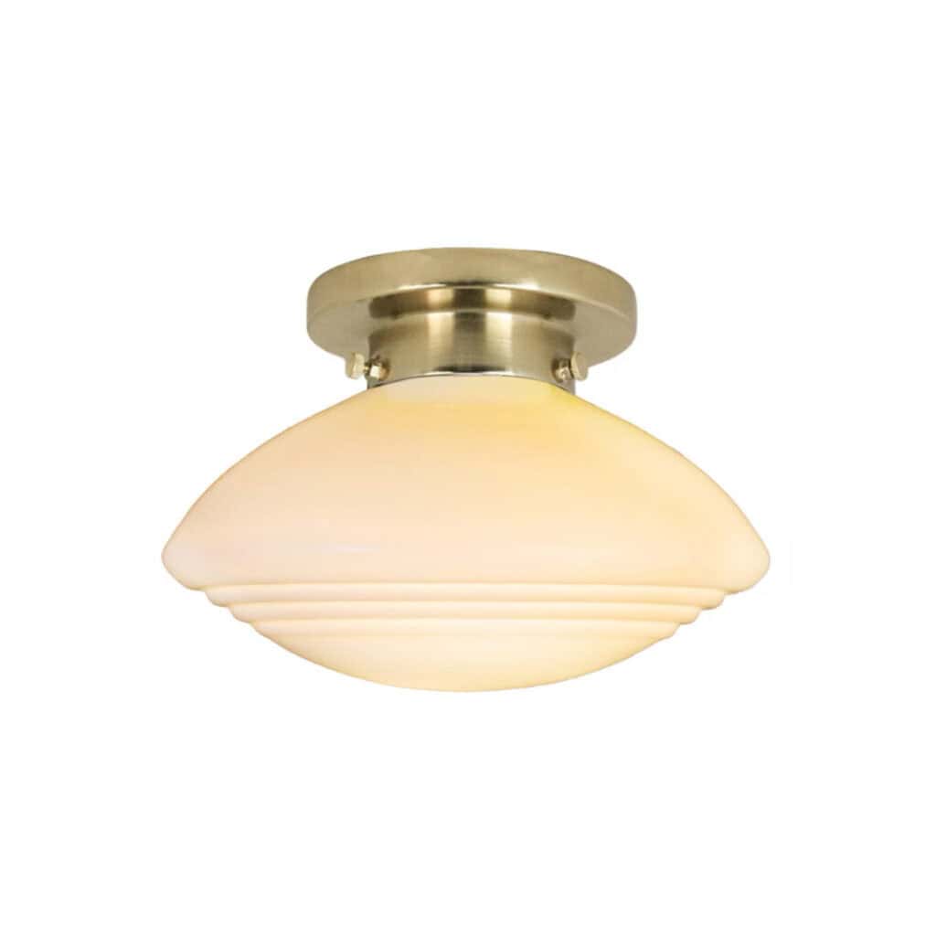 Badrumslampa Hulda i mässing och opalvitt glas tänd i takmodell, Ø24 cm.