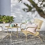 Kuddfodralet LINE i grön/vit på en uteplats, från Affari of Sweden.