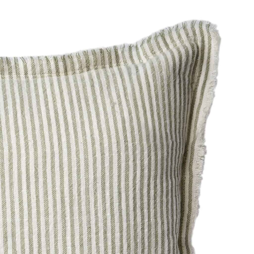 Detaljbild av grön/vitt randigt kuddfodral från Affari of Sweden.