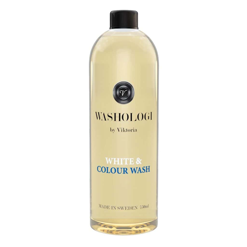 Flaska med WASHOLOGI Vit & Kulör Tvättmedel, 750 ml, med en lätt och mjuk doft av jasmin.