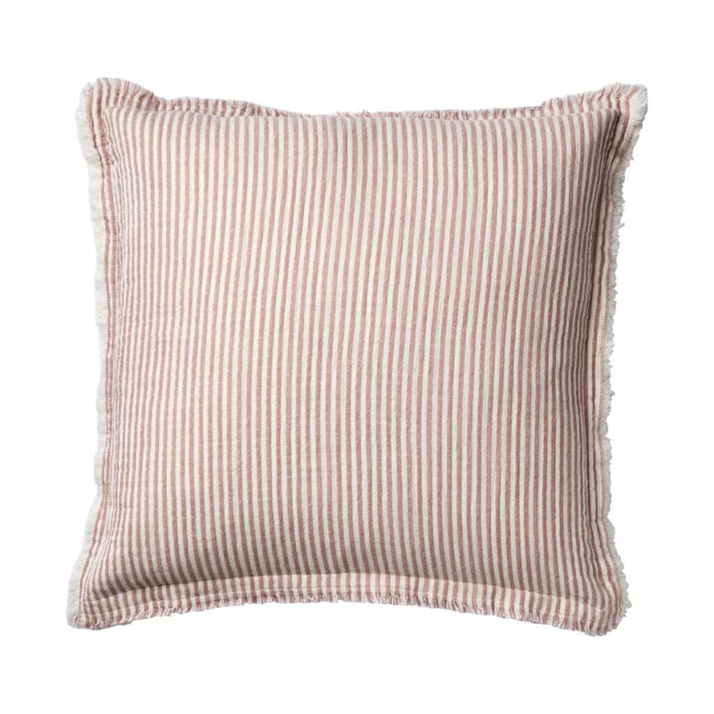 Bild av kuddfodralet LINE från Affari of Sweden i rosa och vit randig design.