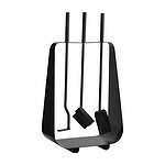 Närbild på PAYEE eldstadsset från Nordal, som visar de tre verktygen i svart metall - skyffel, borste och eldgaffel.