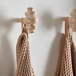 Närbild av BASU krok från Nordal, tillverkad i travertin med mjuka och organiska former.