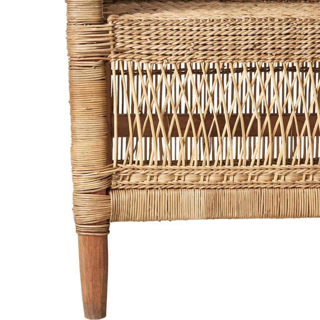 Detaljbild av rottingsoffans underdel, visar den handvävda rottingkonstruktionen och de träben som ger stabilitet och ett naturligt utseende.