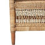 Detaljbild av rottingsoffans underdel, visar den handvävda rottingkonstruktionen och de träben som ger stabilitet och ett naturligt utseende.