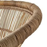 Detaljbild av den elegant böjda överdelen på Tribe rottingsoffa från Affari of Sweden, med noggrant handflätat rottingmönster.