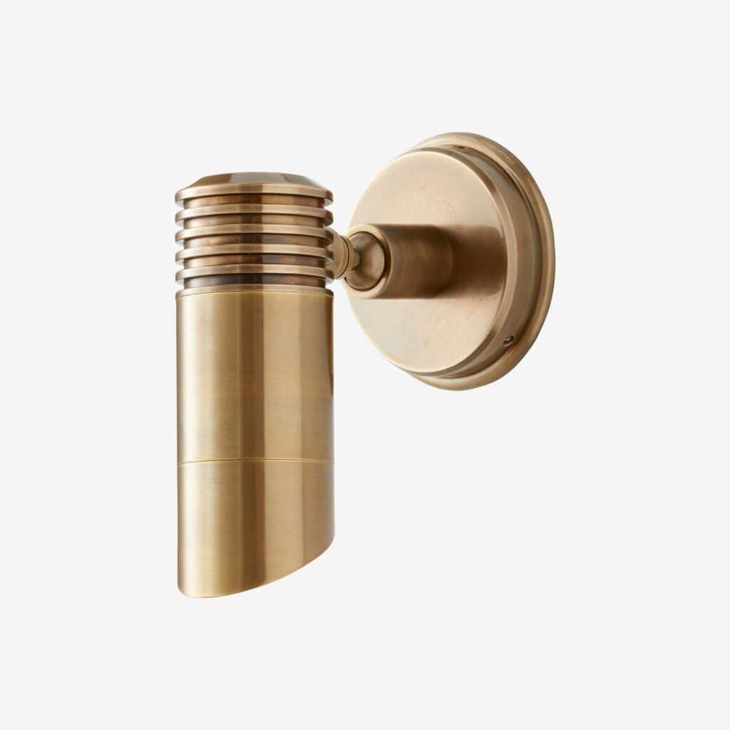 BRAGI vägglampa från Nordal i mässing med justerbart spotlight-design, lämplig för både inomhus- och utomhusbelysning.