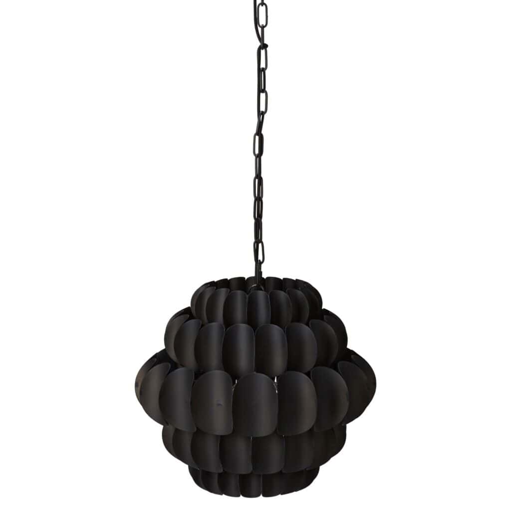 Taklampa Vienna i svart matt metall med en unik design från Wikholm Form, närbild av lampan hängande i kedja.