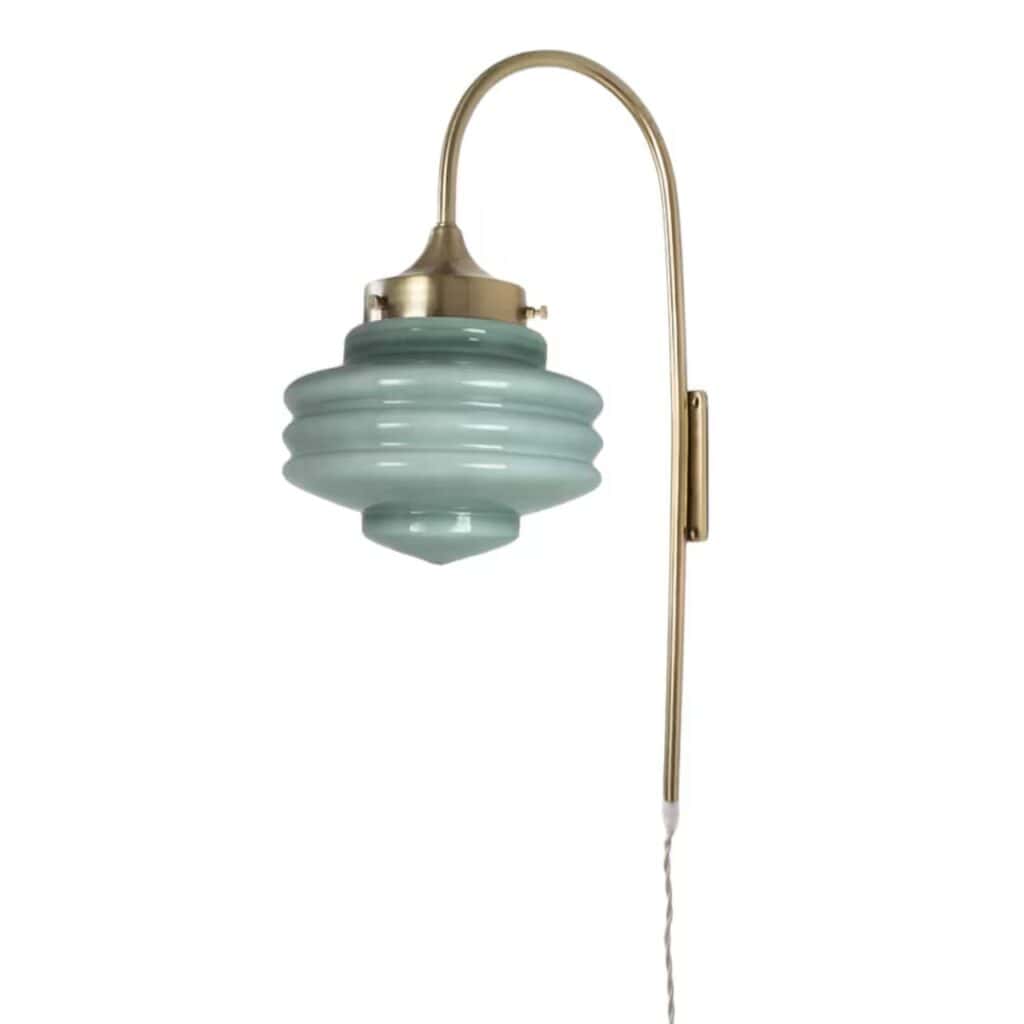 Vägglampa VALTER i mässingsfinish med rund opalgrön kupa från Strömshaga, sekelskiftesinspirerad design med 1,7 m tvinnad textilsladd och strömbrytare.