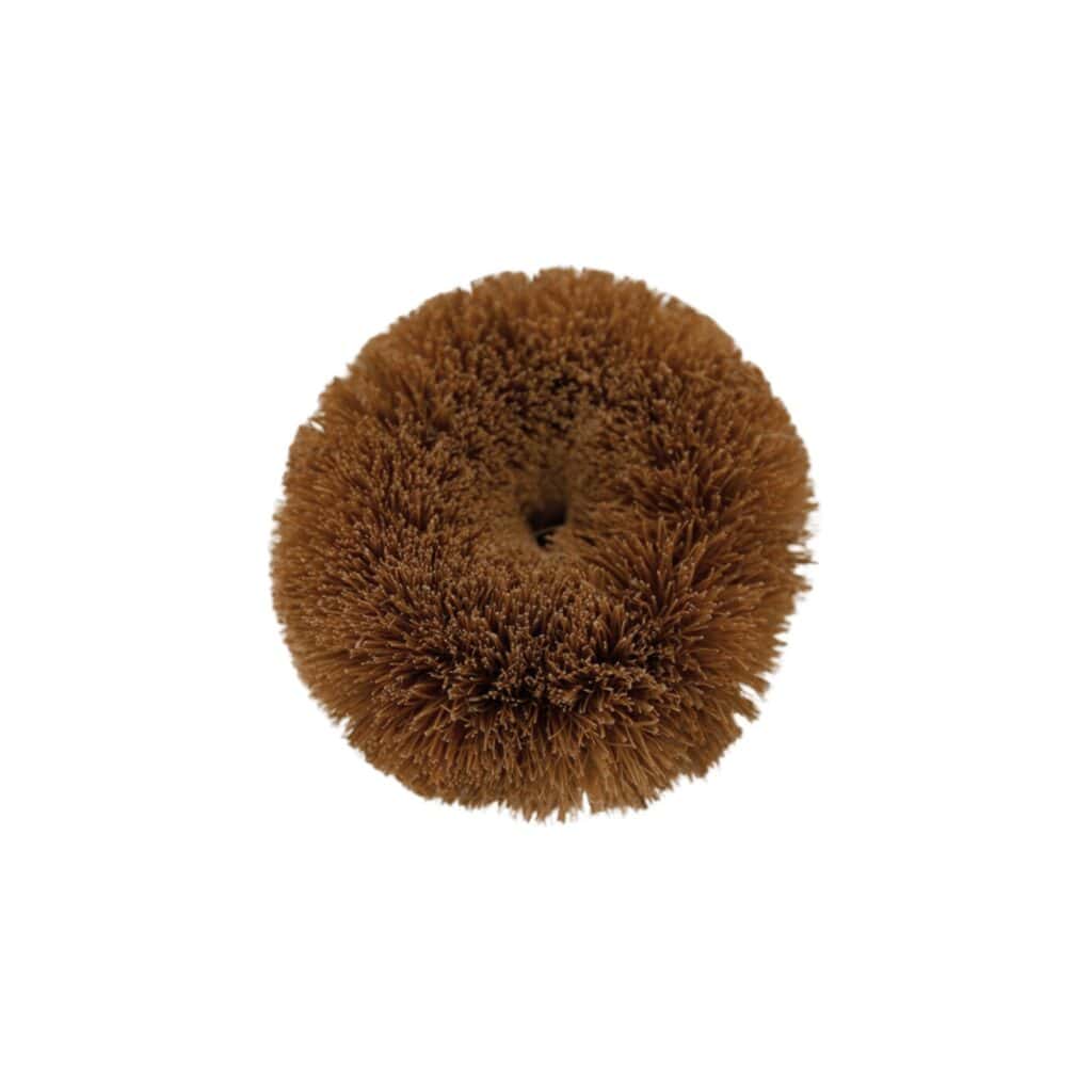 Närbild på en skrubboll tillverkad av kokosnötsfiber, perfekt för rengöring av hårda ytor.