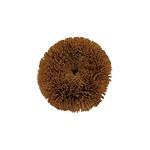 Närbild på en skrubboll tillverkad av kokosnötsfiber, perfekt för rengöring av hårda ytor.