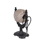 Närbild på snörhållare i svart gjutjärn med jutesnöre och antik sax, från Strömshaga.