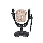 Produktbild på en vacker snörhållare i gjutjärn. Med finns även sax samt jutesnöre. Allt från Strömshaga.