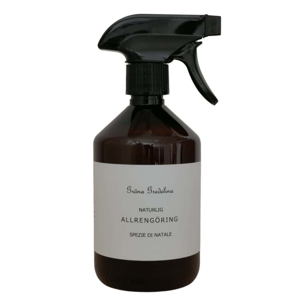 Flaska med ekologisk allrengöring från Gröna Gredelina, Spezie di Natale, i brun glasflaska med svart spraymunstycke.