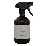 Flaska med ekologisk allrengöring från Gröna Gredelina, Spezie di Natale, i brun glasflaska med svart spraymunstycke.