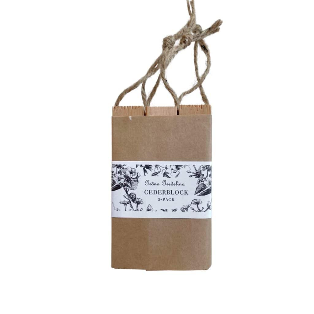 Cederblock 3-pack från Gröna Gredelina, hängande i ett snöre, naturligt skydd mot skadedjur och lukt i garderoben.