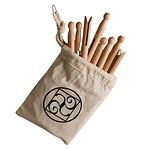 Gammaldags klädnypor i trä från Gröna Gredelina i en ekologisk bomullspåse, perfekta för hållbar tvätt.