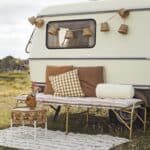 Ljusslinga i bambu från Madam Stoltz hängande på en husvagn, skapar en varm och rustik stämning utomhus.