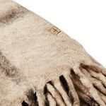 Närbild på FRASSE-filtens mjuka yta med ullstruktur och Affari of Sweden-etikett, som framhäver kvalitetskänslan.